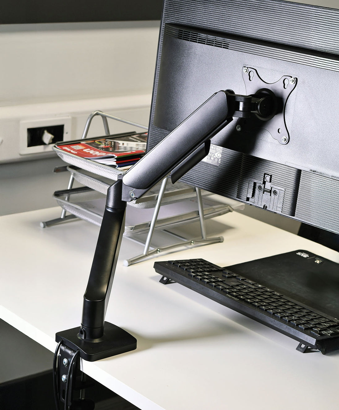 AV:Link Full Motion, ramię do monitora biurkowego ze sprężyną gazową i koncentratorem USB – zdjęcie 3