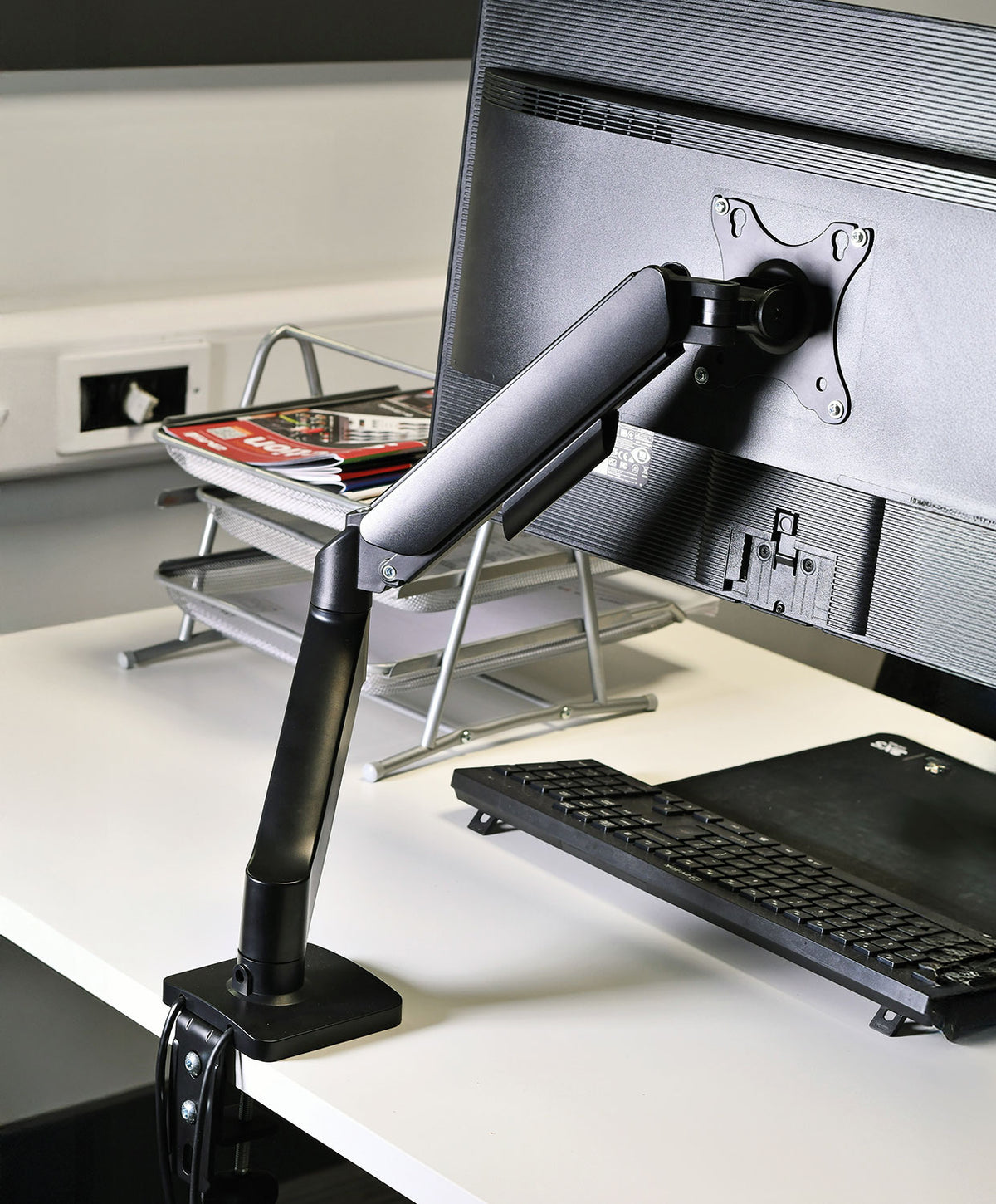 AV:Link Full Motion, ramię do monitora biurkowego ze sprężyną gazową i koncentratorem USB – zdjęcie 3
