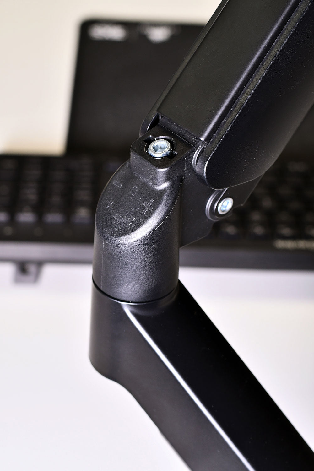 AV:Link Full Motion, ramię do monitora biurkowego ze sprężyną gazową i koncentratorem USB – zdjęcie 2